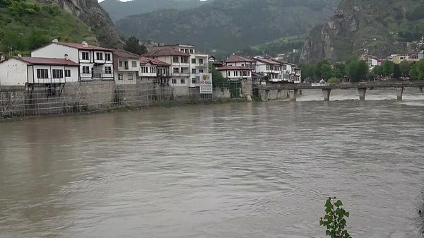 En kritik önlemler ise nehir yatağına yakın yerleşim yerlerinde alındı.