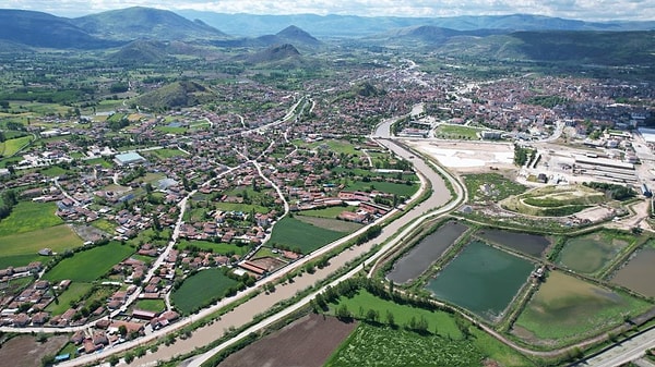Tokat’ta muhtemel sel ve su baskınlarına karşı düzenlenen koordinasyon toplantısının ardından açıklama yapan Tokat Valisi Abdullah Köklü, bazı köylerin tedbir amaçlı tahliye edildiğini belirterek vatandaşlara dere yatakları ve riskli bölgelerden uzak durmaları çağrısında bulundu.