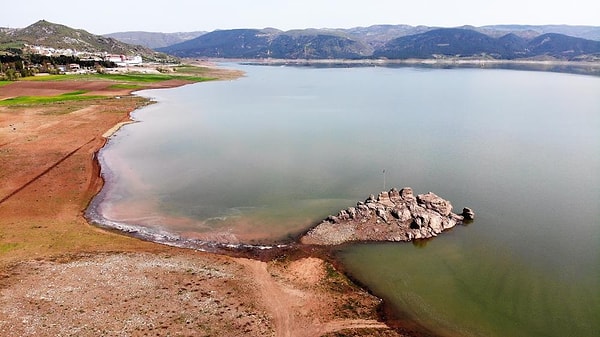 Tokat'taki Almus Barajı'nın yüzde 100 doluluk oranına ulaşmasının beklenmesi nedeniyle Amasya'da da taşkına karşı tedbirler alındı.