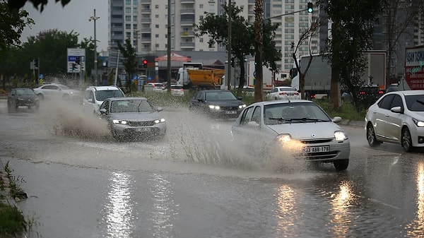 Meteoroloji Genel Müdürlüğü, Türkiye'nin büyük bir bölümünü etkisi altına alacak yeni ve şiddetli bir hava dalgasını duyurdu.