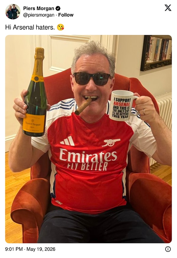Ünlü gazeteci Piers Morgan da zafer pozu verdi.