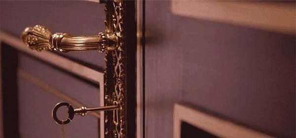 3. Kapıyı açtın ve içeride bir masanın üzerinde tek bir nesne duruyor. Gözün ilk hangisine kayıyor?