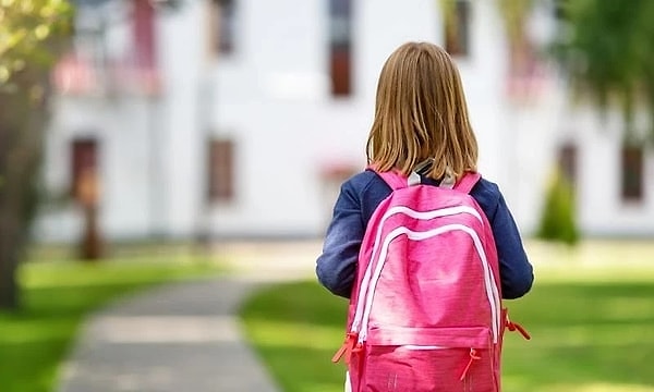 Madalyonun diğer yüzünde ise yaşı henüz zorunlu eğitim çağına gelmemiş ancak ailesinin isteğiyle okula başlayabilecek çocuklar bulunuyor.