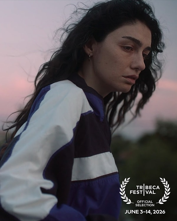 Oyunculuk kariyerine 17 yaşında sinema ile başlayan Hazar Ergüçlü, bugüne kadar Cannes ve Sundance gibi önemli festivallerde yer alan projeleriyle uluslararası düzeyde adından söz ettirmeyi başardı.