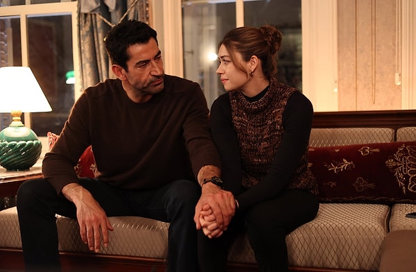 Kenan İmirzalıoğlu'nun yıllar sonra ekranlara döndüğü A.B.İ dizisi büyük heyecan yaratmış, ancak başroller arasındaki yaş farkı sık sık eleştirilmişti.