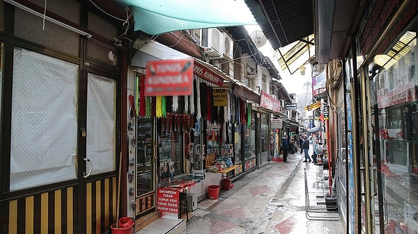 Dükkanlar, kapılar, kepenkler, çatılar baştan aşağı yenilendi.