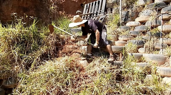 Yatay olarak üst üste dizilen lastiklerin içi kademeli olarak toprakla dolduruluyor ve her katmanda bu toprak insan gücü veya aletlerle tamamen sıkıştırılıyor.