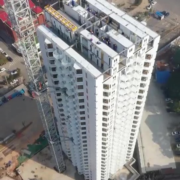 Li Shun, the General Manager of Broad Group's Holon division, emphasized that the building's stainless steel structure is significantly lighter and more flexible compared to traditional concrete. Consequently, it exhibits extraordinary resistance against earthquakes.