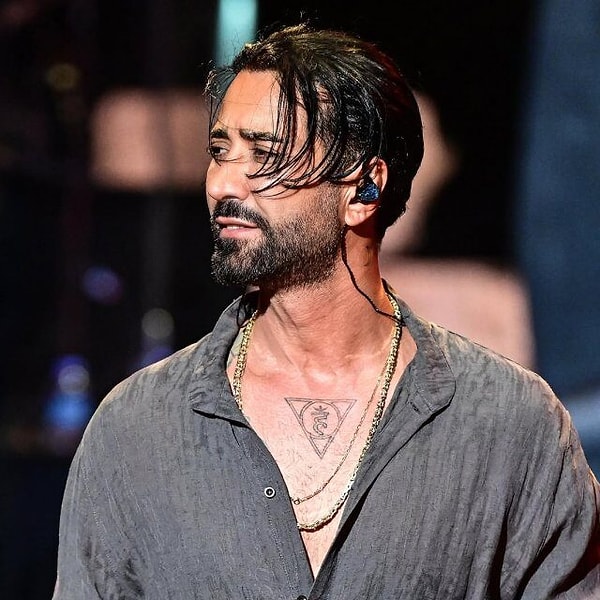 Yıllardır müziği, sahne performansları ve rekor kıran konser maratonlarıyla adından söz ettiren Tan Taşçı, bu kez 21 Mayıs Perşembe günü düzenlenen yasaklı madde soruşturması kapsamında hakkında çıkan gözaltı kararıyla gündeme geldi.