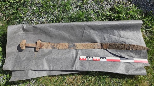 Norveç’in Norway Innlandet bölgesinde, okul gezisi sırasında oyun oynayan 6 yaşındaki bir öğrencinin tesadüfen bulduğu paslı metal nesnenin, yaklaşık 1300 yıllık bir kılıç olduğu ortaya çıktı.