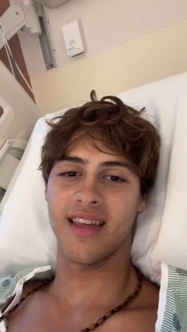 Survivor Yunanistan'ın genç yarışmacısı Stavros Floros, geçirdiği tekne kazasıyla bir süredir gündemde yer alıyor.