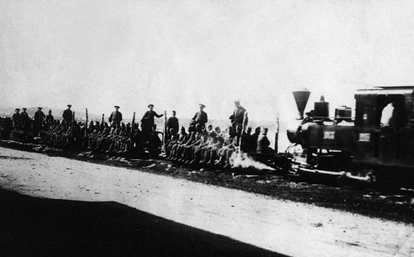 İlk yıllarında yerel halk tarafından "El Tren de los Presos" (Mahkumlar Treni) olarak anılan bu hat, Ushuaia kasabası büyüdükçe gelişti.