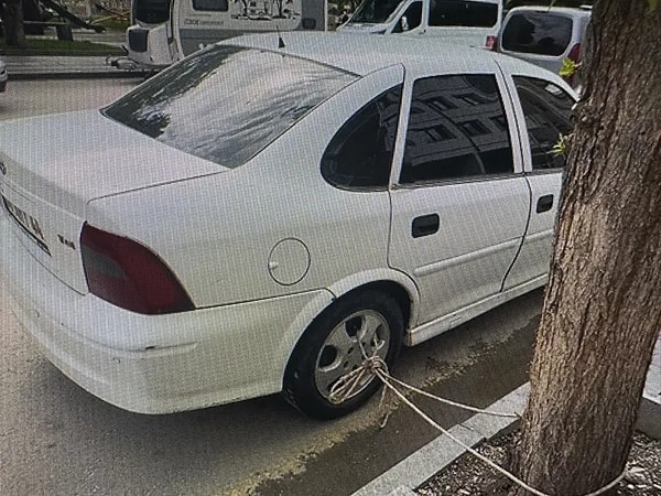 Kendi imkanlarıyla da tedbir alan bölge sakinleri, ev ve dükkan girişlerini su baskınlarına karşı kum torbalarıyla güçlendirdi.