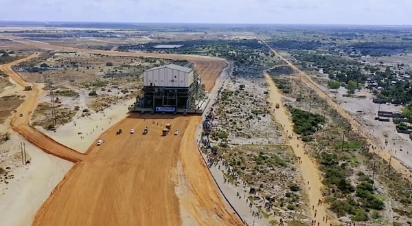 Pilivili’deki yeni alana tesisin taşınmasıyla iş bitmedi; dev yapının üretime hemen başlayabilmesi için bölgeye yeni enerji hatları, devasa pozitif deplasmanlı pompalar ve mevcut mineral ayırma fabrikasına bağlı geri dönüş boru hatları kuruldu.