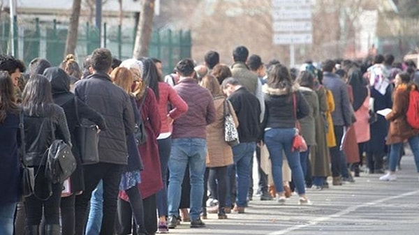 Geleneksel kariyer algısının yıkıldığı bu yeni dönemde, gençler somut bir zanaat öğrenerek finansal özgürlüklerini çok daha hızlı kazanmayı hedefliyor.