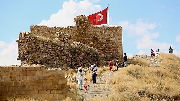 Askeri ve sivil mimari kalıntıları medeniyetlerin geçiş sürecini belgeliyor
