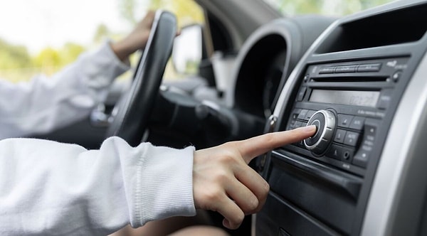 When the indoor air circulation mode is activated, the air conditioning system no longer attempts to draw in and cool the outdoor air, which can reach temperatures of 35-40 degrees.