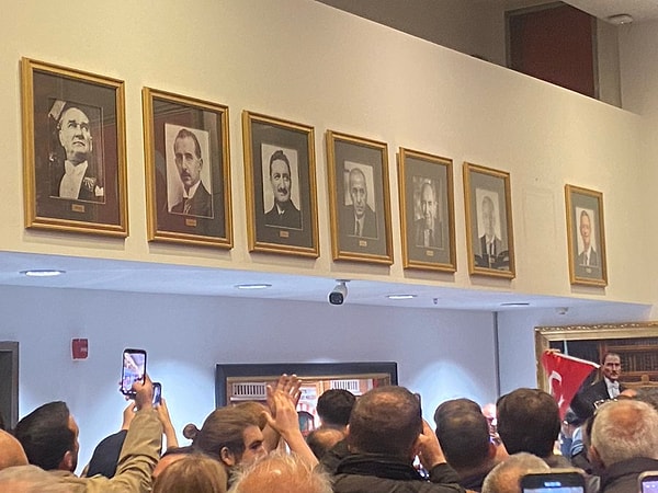 Fotoğrafın indirilmesi sosyal medyada geniş yankı buldu.