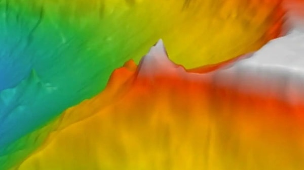 Orta Atlantik Sırtı üzerinde yer alan ve Lost City Hydrothermal Field olarak bilinen bölge, yaklaşık 120 bin yıldır aktif olan benzersiz bir deniz altı ekosistemi sunuyor.
