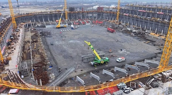 Sırbistan’ın bu dev bütçeli proje için Çinli firmaları seçmesi, Pekin’in Balkanlar’daki büyüyen ekonomik ve altyapı etkisinin en somut nişanesi olarak yorumlanıyor.
