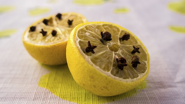 Evde sinekleri uzak tutmak için limon ve karanfil yöntemini uygulamak oldukça kolay.