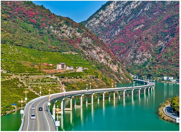 Xingshan ilçesinin çevre vizyonu doğrultusunda, dağların patlatılmasını ve ormansızlaşmayı engellemek adına daha maliyetli olan üçüncü seçenek seçildi.