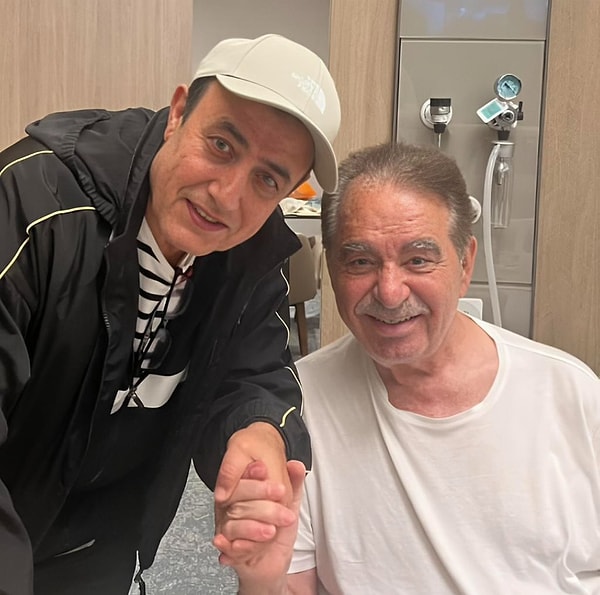 Zorlu tedavi sürecinin ardından taburcu olan İbrahim Tatlıses’i hastane çıkışında yakın dostu Mahmut Tuncer yalnız bırakmadı.
