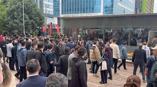 İki taraf parti binası önünde karşı karşıya geldi.