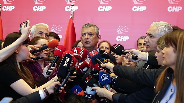 CHP Genel Merkezi önünde tansiyon yükseldi.