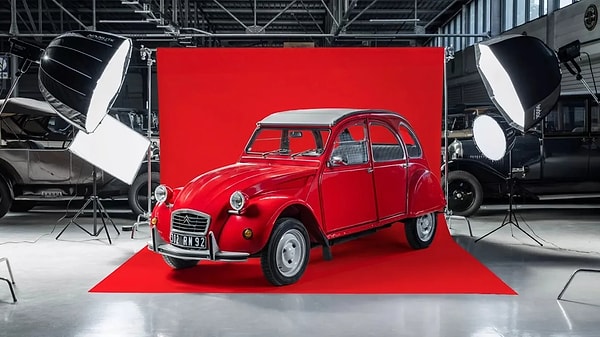 Citroen, dünya otomotiv tarihinde derin izler bırakan ikonik modeli 2CV’yi modern çağa ayak uyduracak şekilde tamamen elektrikli olarak yeniden üretmeyi planlıyor.