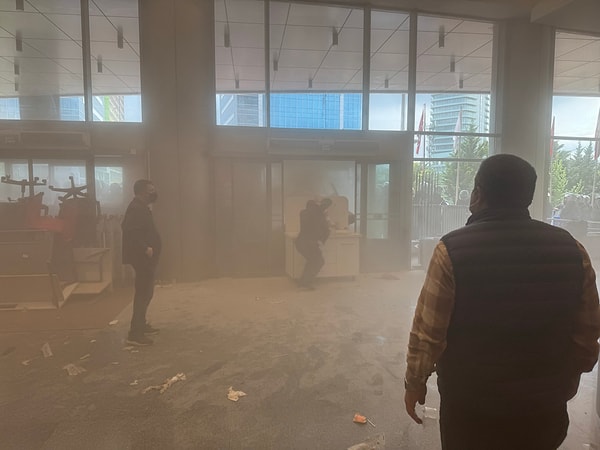 Biber gazının etkisi tüm binayı sardı.