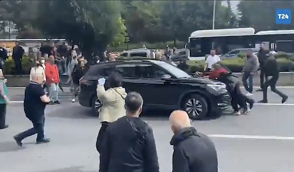 Kalabalığın tepki gösterdiği sürücü kaçtı.