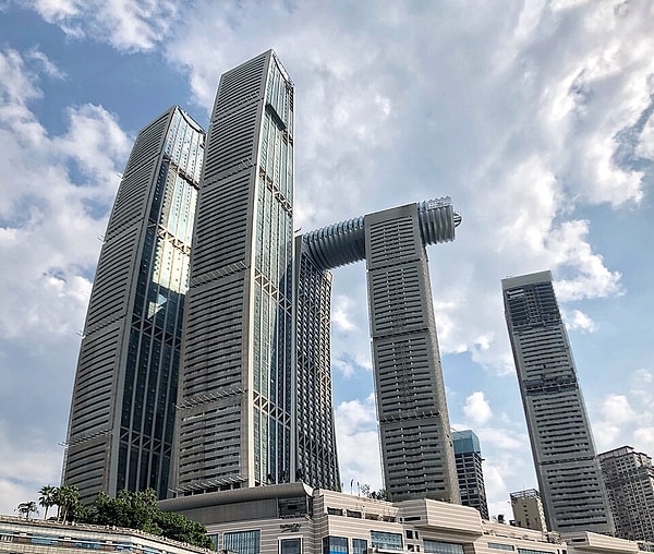 The Crystal Building, far from being a simple transition bridge connecting four skyscrapers, was designed as a colossal lifestyle and entertainment complex.