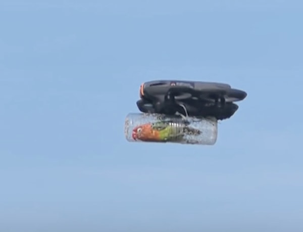 Engelli kuşunun yeniden gökyüzünün tadını çıkarması için kabinli drone yaptı.