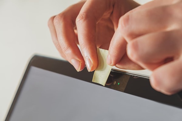 Ne var ki ortaya çıkan bu tablo, sokaktaki her sıradan vatandaşın cebindeki telefon aracılığıyla yedi gün yirmi dört saat izlendiği anlamına gelmiyor.
