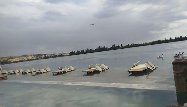 Bölgede yaşayan vatandaşlar, su seviyesinin aniden 3-4 metre birden yükselmesinin yarattığı tahribatı gözler önüne seriyor.