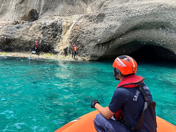 Kemer Kaymakamlığı öncülüğünde; Sahil Güvenlik TCSG-33 Komutanlığı koordinesinde ve Sualtı Araştırmaları Derneği (SAD) Akdeniz Foku Araştırma Grubu (AFAG) iş birliğiyle bölgede kapsamlı bir çalışma başlatıldı.