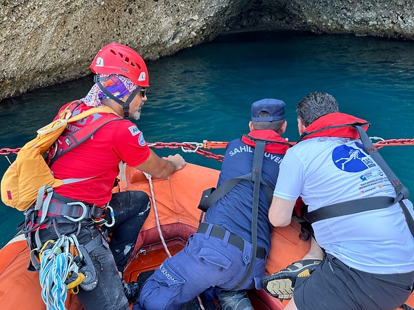 Fokların rahatsız edilmeden yavrularını büyütebilmesi amacıyla korumaya alınan mağaranın çevresine, Sahil Güvenlik ekipleri tarafından hem yerli hem de yabancı turistlerin görebileceği şekilde Türkçe ve İngilizce uyarı tabelaları asıldı.