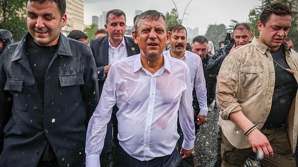 The Guardian: Seçim rekabeti adım adım daralıyor