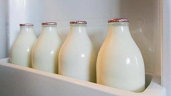 Experts advise against placing perishable foods such as milk on the door shelves of the refrigerator, which are the most exposed to air, even if there's no leakage. Instead, they recommend storing these items on the back and bottom shelves.