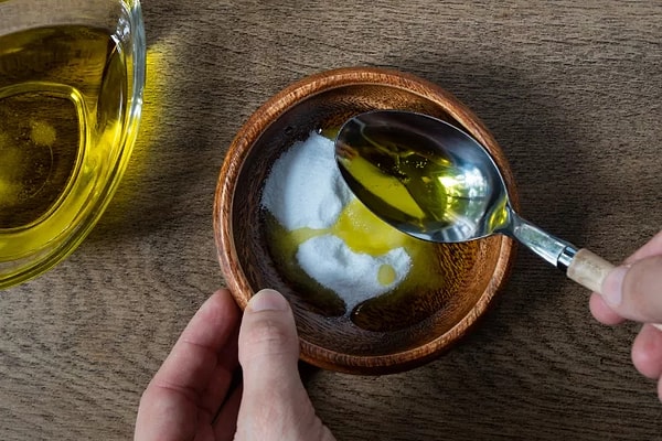 Method 2: The Miracle of Baking Soda and Oil