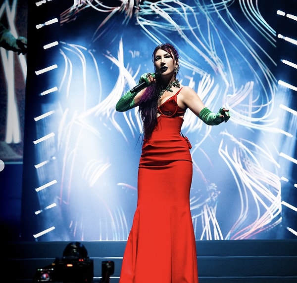 Hande Yener, hiç şüphesiz sahnelerin en sıra dışı isimlerinden biri.