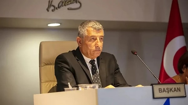 İzmir İl Jandarma Komutanlığı ekipleri Güzelbahçe belediyesine operasyon düzenledi.