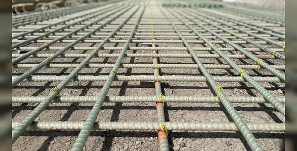Yıllardır laboratuvar ortamında incelenen ve karbon atomlarının kusursuz bir dizilimiyle elde edilen grafen, nihayet şantiyelerde yerini alarak mühendislik dünyasında sessiz bir devrim başlattı.