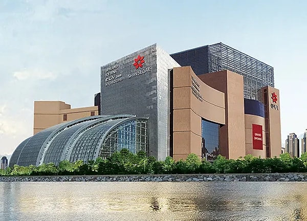 Yaklaşık 700 mağazaya ev sahipliği yapan Shinsegae Centum City, sadece kıyafet veya teknoloji alışverişi yapılan bir yer olmanın çok ötesinde.