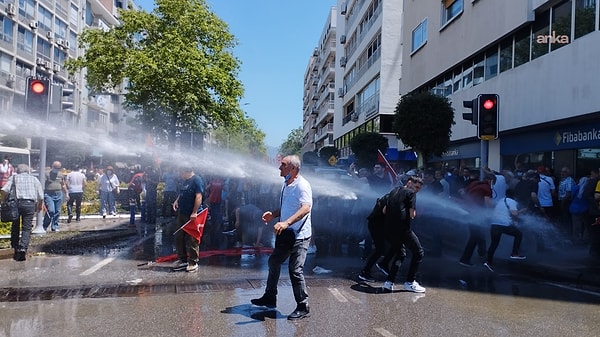 İzmir'de çevik kuvvet ekipleri, Özgür Özel'in miting yapacağı Cumhuriyet Meydanı'nda toplanan vatandaşlara, içinde biber gazlı suların olduğu TOMA'larla müdahale etti. Müdahale sırasında alana gelen Özgür Özel de vatandaşlarla yürüyor.