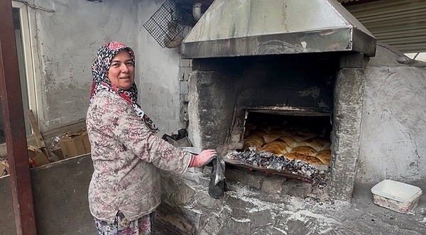 Çöreğin hamurunu özenle açıp içine ceviz ve haşhaş doldurduktan sonra üzerine köy yumurtası sürerek odun ateşine verdiklerini belirten komşusu Nuran Öz ise bu çöreğin maddi değerinden çok manevi değerine vurgu yapıyor: