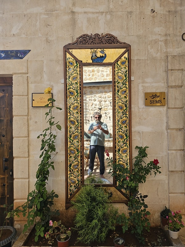 2. "Cam insana benzer; hassas, saydam, kırılgandır ve geceleri yansıtıcıdır" diyorsunuz. Bu felsefeyi 40 yıllık ustanız derinleştirdi mi, yoksa sizi o felsefeye mi götürdü?