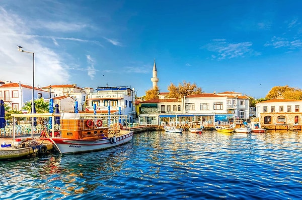 Bozcaada, yalnızca bir tatil rotası olarak değil, aynı zamanda güçlü bir gastronomi ve kültür merkezi olarak görülüyor.