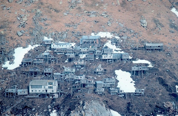 Kayalıklara tutunmuş terk edilmiş köy